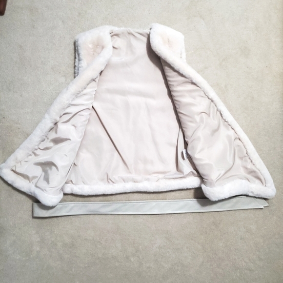 Chicwish asymetric faux fur vest wrap with faux leather belt cream M sleeveless - Picture 9 of 15